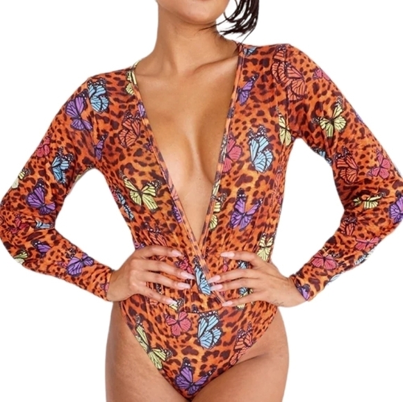 PRETTYLITTLETHING Multi Jersey Butterfly Printed Plunge Bodysuit - Picture 2 of 7